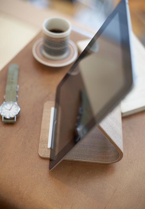 Yamazaki - Rin plywood tablet stand - natural