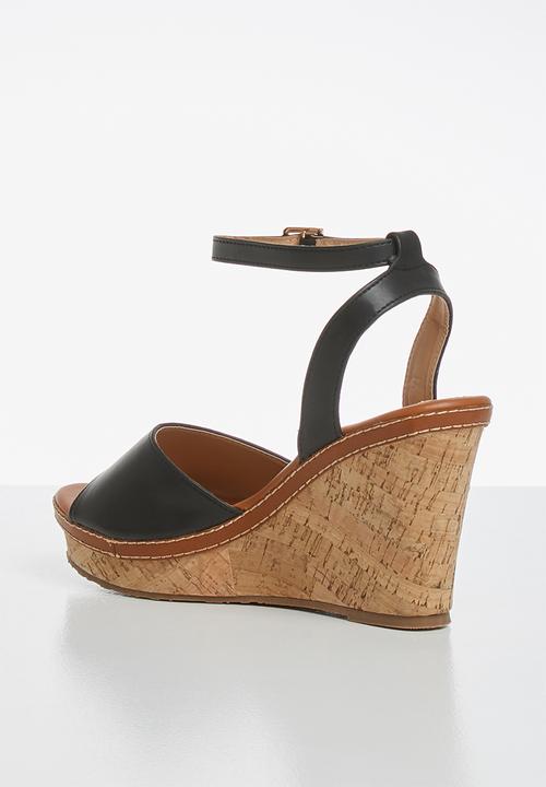 Madison® - Marlee ankle strap wedge - black