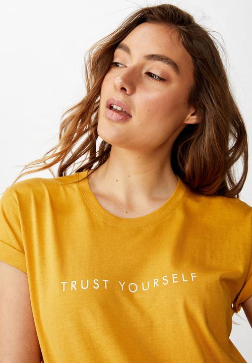 Cotton On - Classic slogan T-shirt - yellow