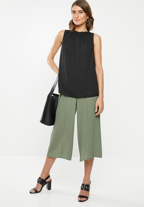 edit - Pleat front vest - black