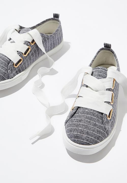 Cotton On - Penelope lace up plimsoll - navy