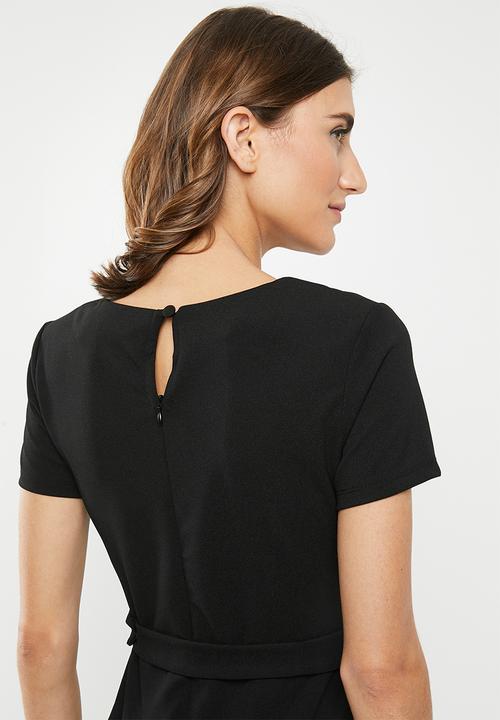 edit - Fitted dress with belt - black