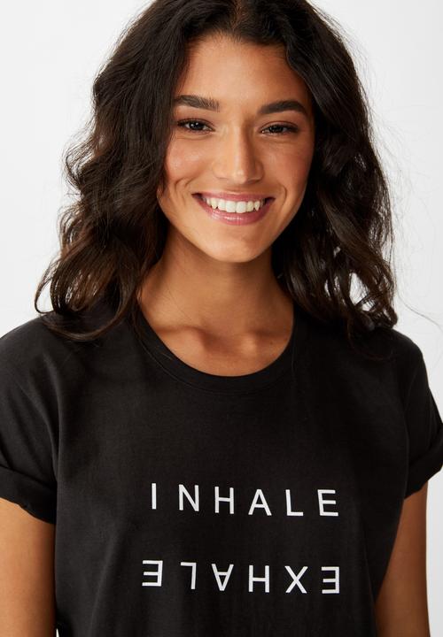 Cotton On - Classic slogan T-shirt ice-burg inhale exhale - black