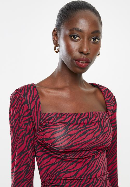 Superbalist - Square neck rouged dress - red & black
