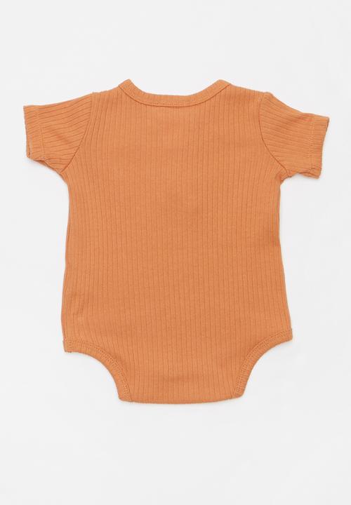 Cotton On - The short sleeve button bubbysuit - rust