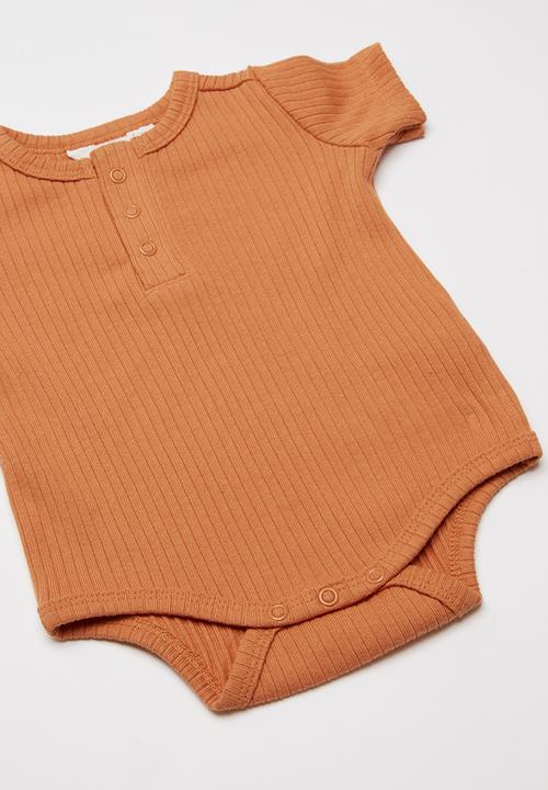 Cotton On - The short sleeve button bubbysuit - rust