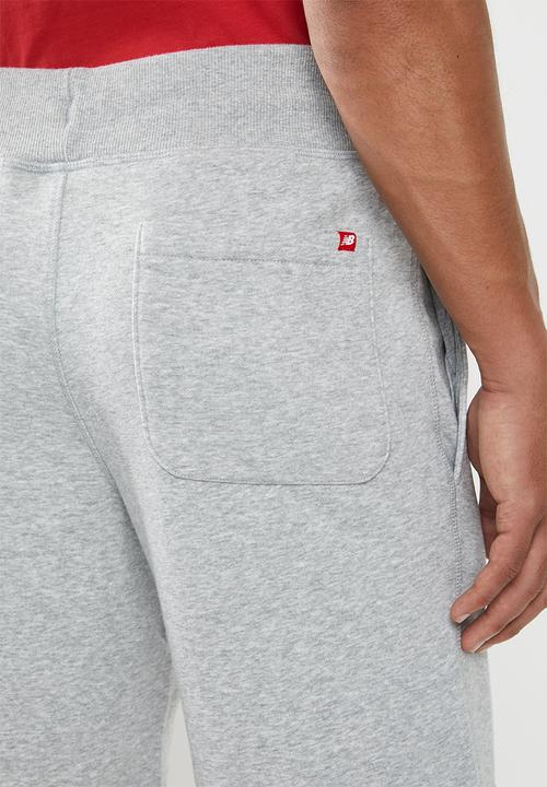 New Balance  - Essentials stacked logo short - athletic grey
