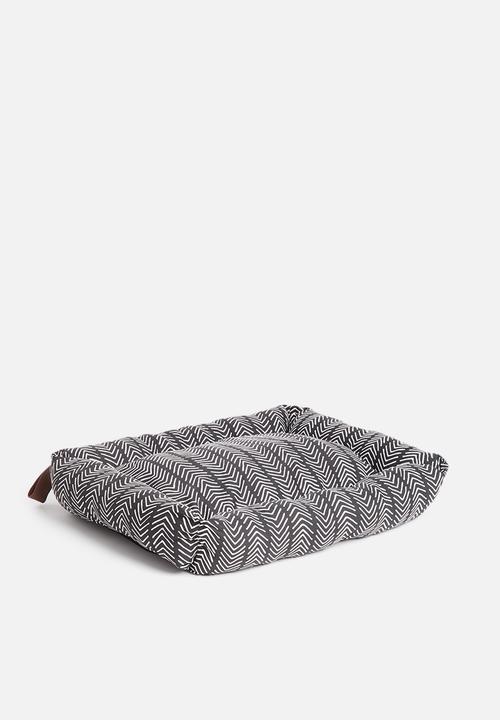 Sixth Floor - Kalua pet bed - mudcloth black & white