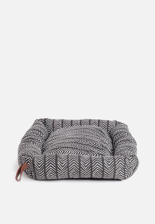 Sixth Floor - Kalua pet bed - mudcloth black & white