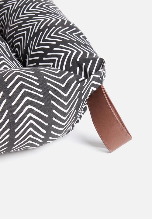 Sixth Floor - Kalua pet bed - mudcloth black & white