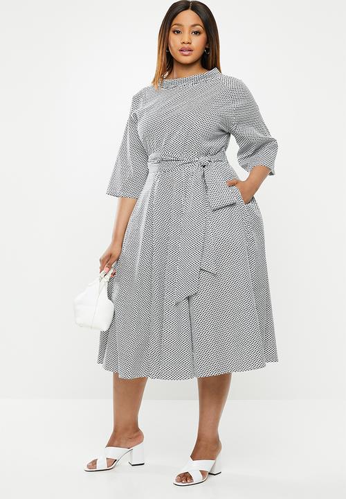 AMANDA LAIRD CHERRY - Plus high waisted pleat maxi dress - black & white