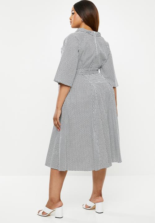 AMANDA LAIRD CHERRY - Plus high waisted pleat maxi dress - black & white