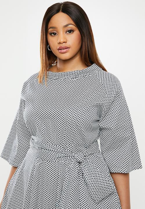AMANDA LAIRD CHERRY - Plus high waisted pleat maxi dress - black & white