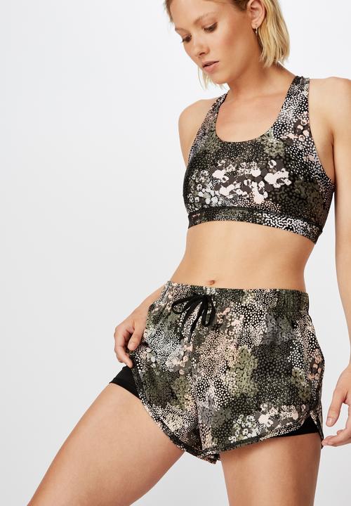 Cotton On - Move jogger short spray ditsy - spray ditsy/khaki