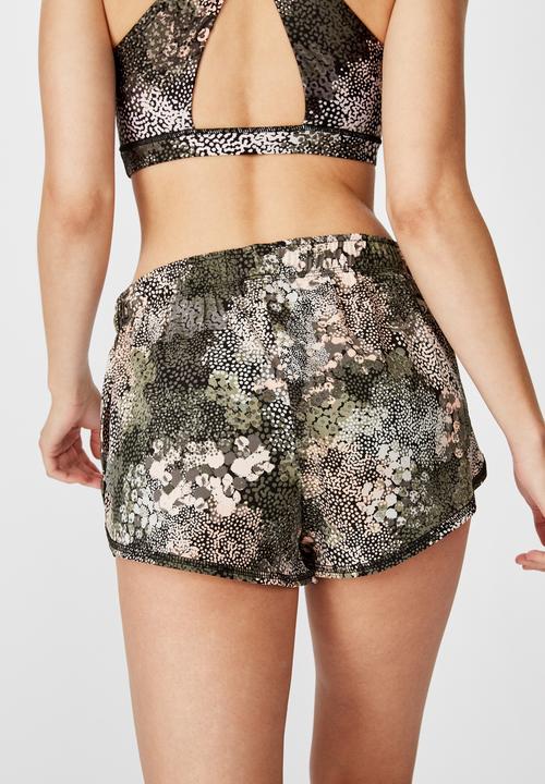 Cotton On - Move jogger short spray ditsy - spray ditsy/khaki