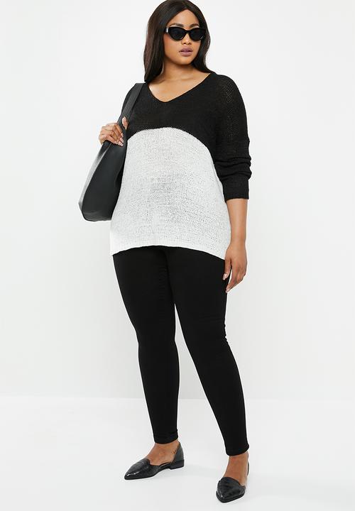 Carmakoma - Oyster v-neck long sleeve pullover - black & beige 