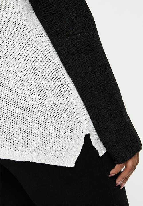 Carmakoma - Oyster v-neck long sleeve pullover - black & beige 