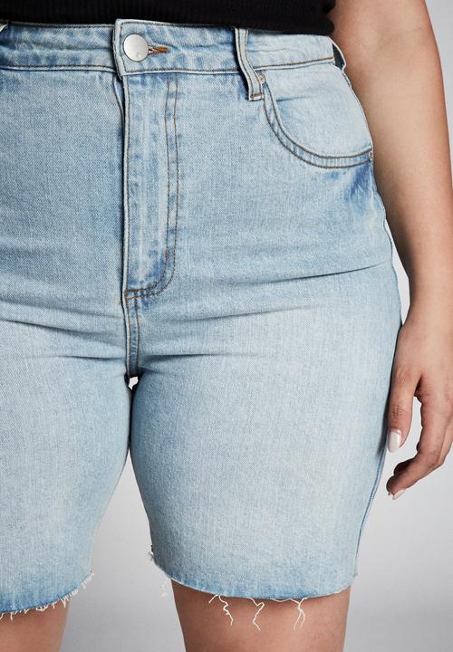 Cotton On - Curve bermuda denim shorts - blue