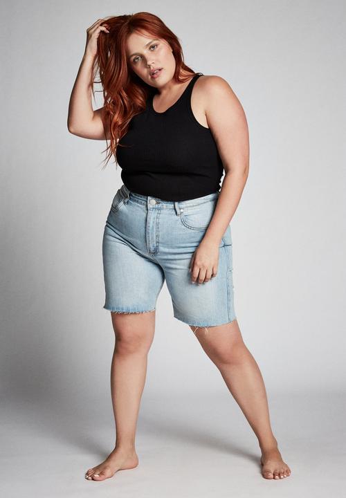 Cotton On - Curve bermuda denim shorts - blue