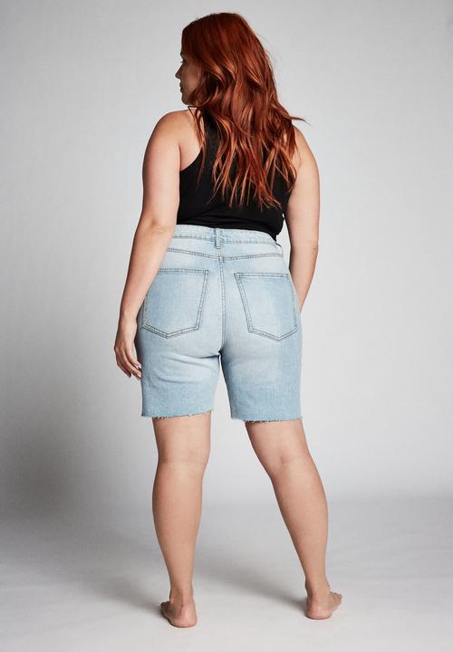 Cotton On - Curve bermuda denim shorts - blue