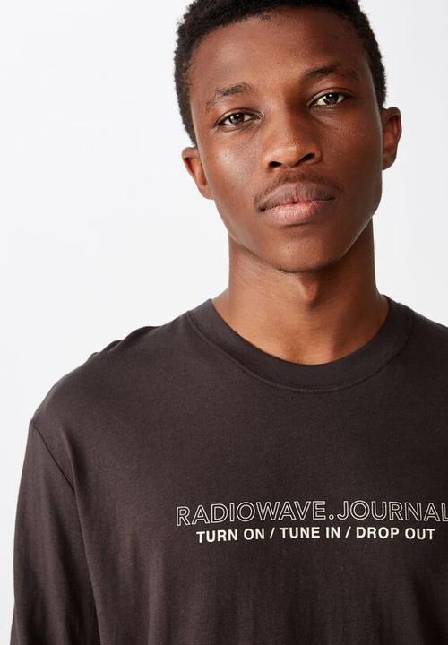 Cotton On - Tune in drop out tbar long sleeve tee - washed black