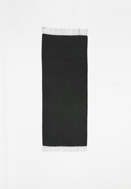 edit - Fringed shawl - black