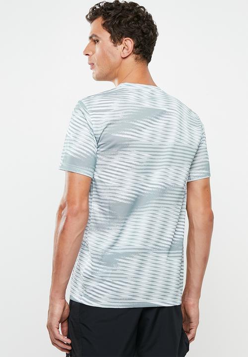Nike - Nike dry leg seasonal all over print tee - white & grey 