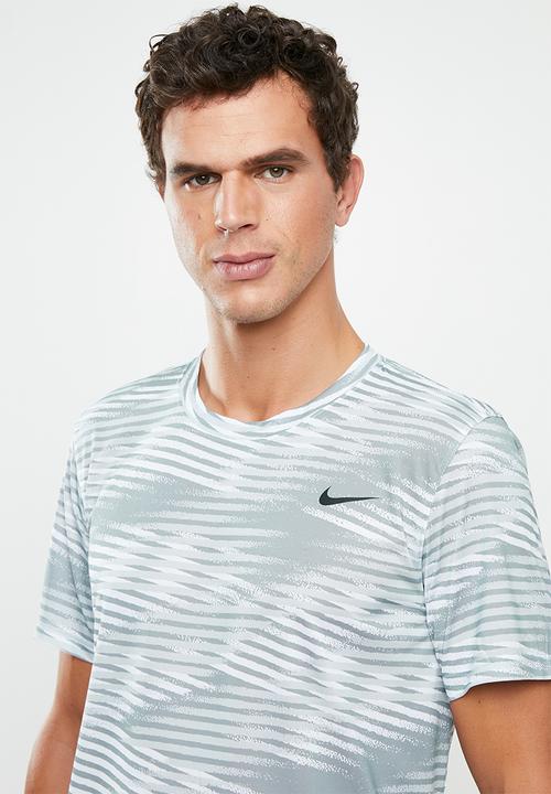 Nike - Nike dry leg seasonal all over print tee - white & grey 