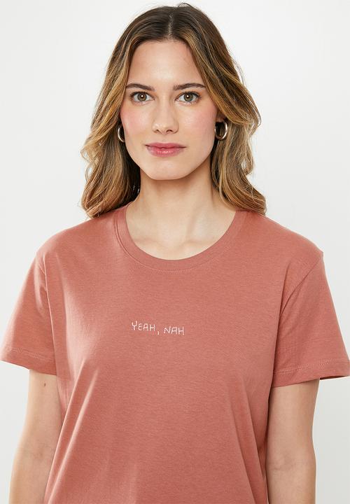 Cotton On - Classic arts T-shirt yeah nah - rust 