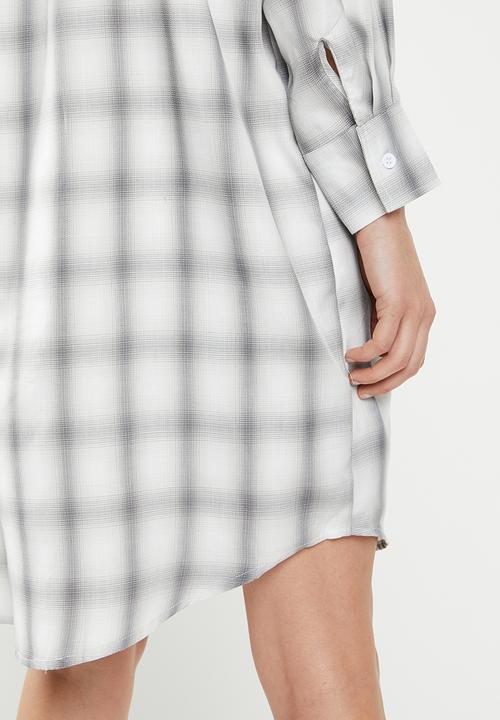 Missguided - Oversized check shirt and cami dress - white & grey
