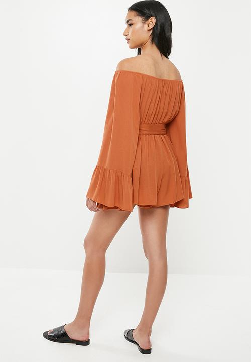 Missguided - Petite flared sleeve playsuit - rust