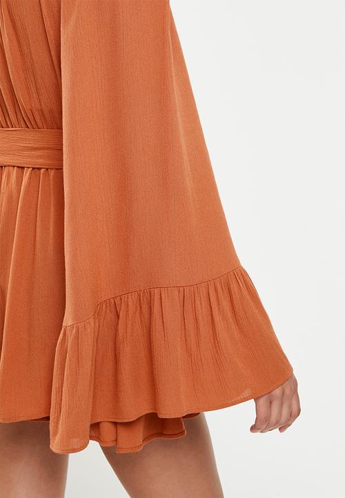 Missguided - Petite flared sleeve playsuit - rust