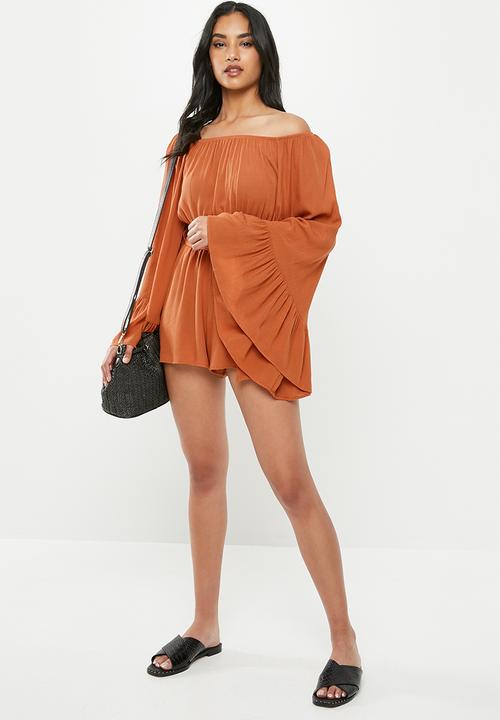 Missguided - Petite flared sleeve playsuit - rust