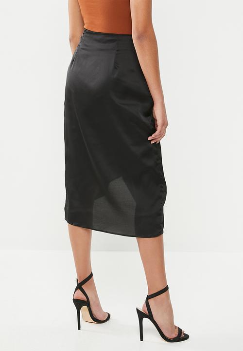Missguided - Petite wrapover print satin slip skirt - black