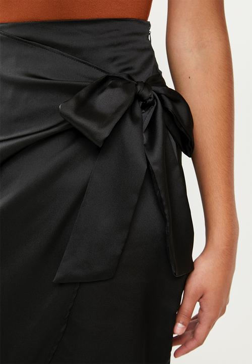 Missguided - Petite wrapover print satin slip skirt - black