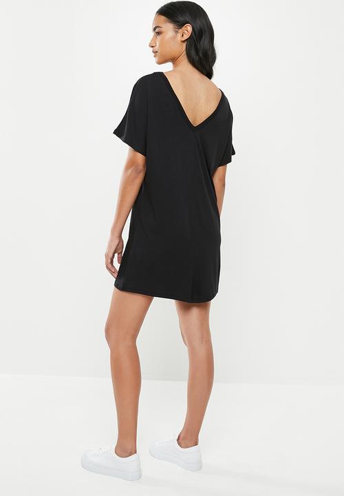 Missguided - Petite wide V-neck T-shirt dress - black
