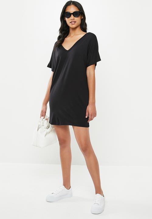 Missguided - Petite wide V-neck T-shirt dress - black