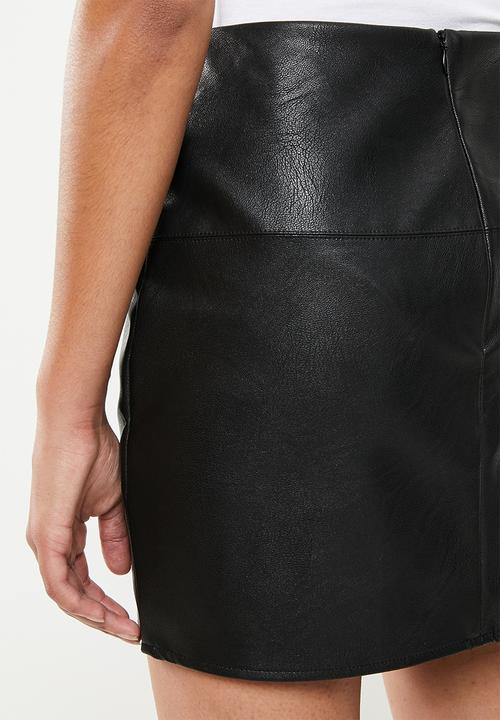 Missguided - Petite black faux leather mini skirt - black
