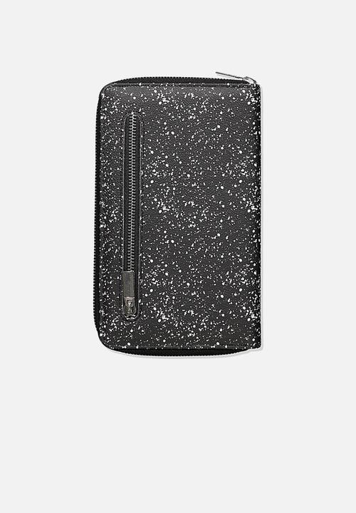 Typo - Rfid odyssey travel compendium - black & white 