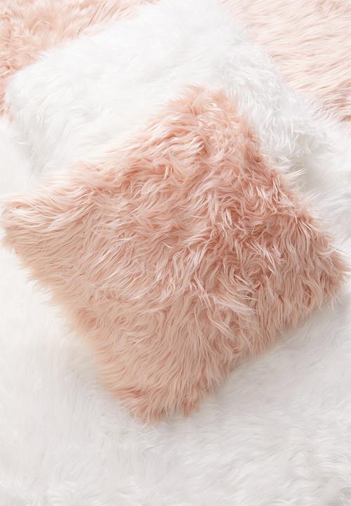 H&S - Fuzzy cushion - pink