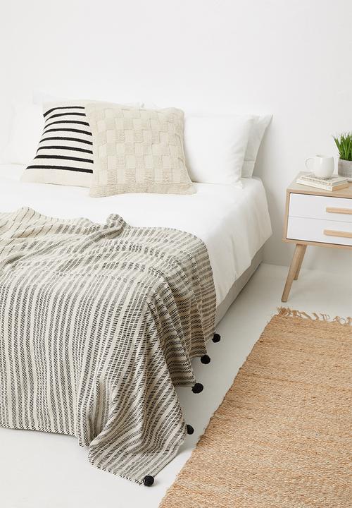 H&S - Pompom throw - thin stripe