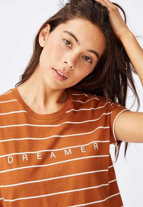 Cotton On - Classic slogan T-shirt dreamer - glazed ginger & gardenia stripe