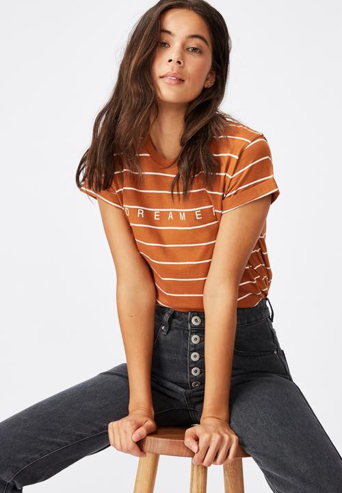 Cotton On - Classic slogan T-shirt dreamer - glazed ginger & gardenia stripe
