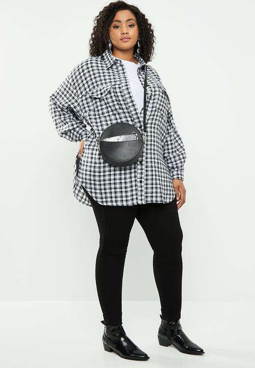 Missguided - Curve oversized micro check shirt - white & black 