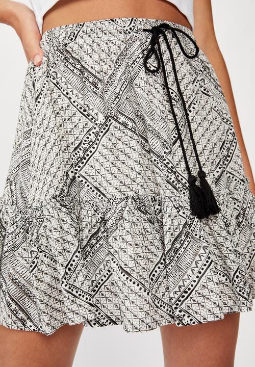 Cotton On - North tiered mini skirt billie spiced geo - black