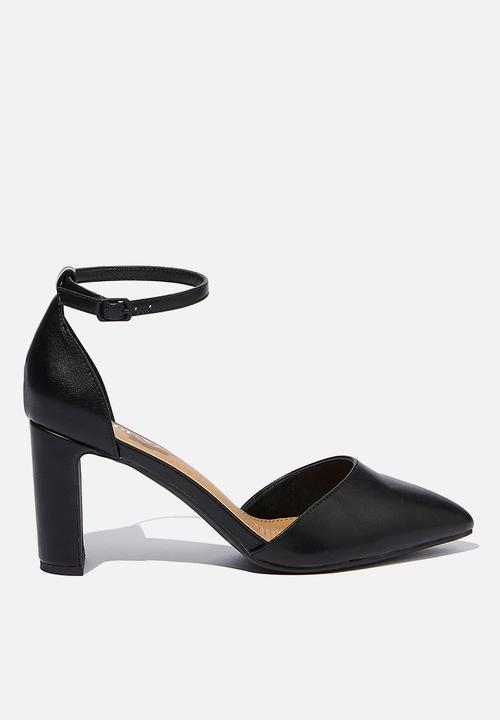 closed heels black
