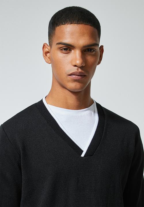 Superbalist - Regular fit deep v-neck knit - black & white 