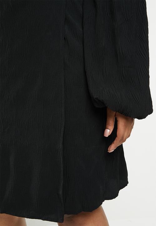 Glamorous - Plus plisse wrap with volume sleeve - black