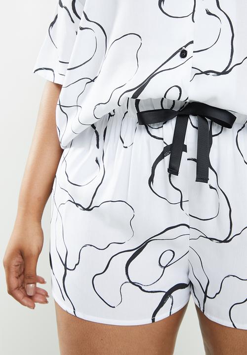 Superbalist - Plus sleep shirt & shorts set - black & white 