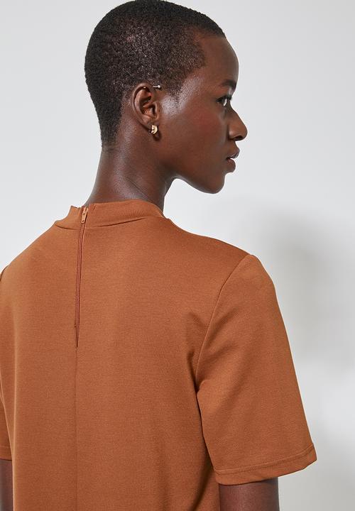 Superbalist - Hi neck shift dress - brown